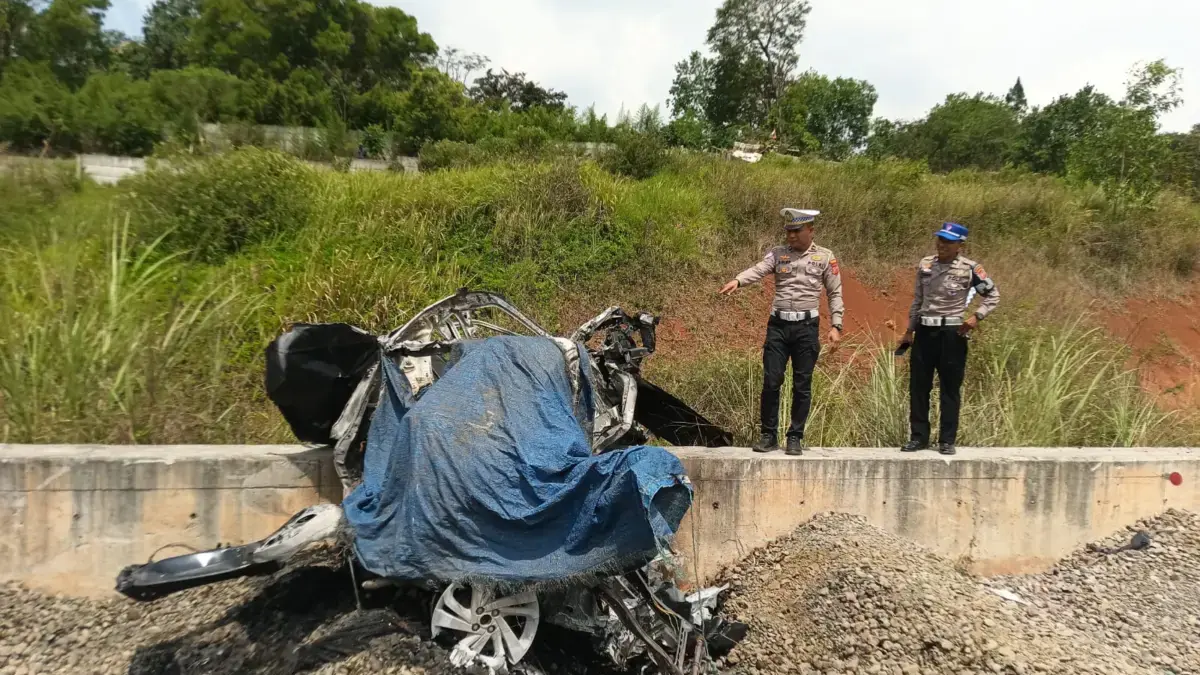 Satlantas dan Unit Gakkum Polres Sumedang ketika melakukan olah TKP di lokasi kejadian laka maut di ruas Tol C