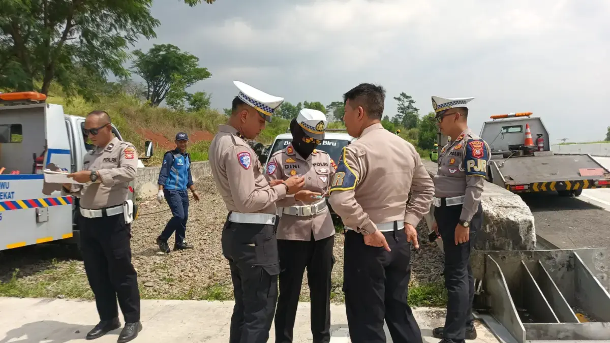 Mahasiswa Asal Bandung Barat Tewas dalam Kecelakaan Tunggal di Tol Cisumdawu Satlantas dan Unit Gakkum Polres Sumedang ketika melakukan olah TKP di lokasi kejadian laka maut di ruas Tol C