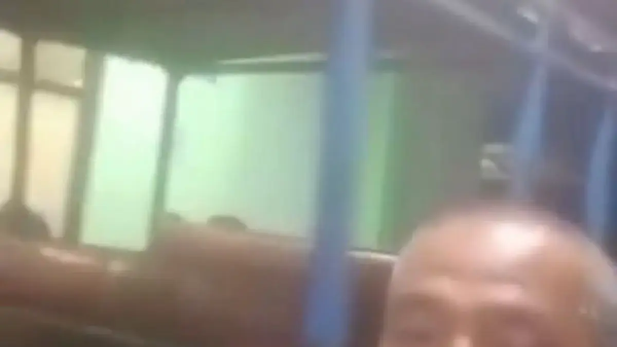 Sebuah video viral di media sosial pada Senin (13/10) malam memperlihatkan seorang pria mengamuk lantaran haru