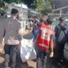 Jenazah Heri Setiawan (30 tahun) saat dievakuasi petugas, Selasa (14/10/2025). Heri ditemukan tak bernyawa di