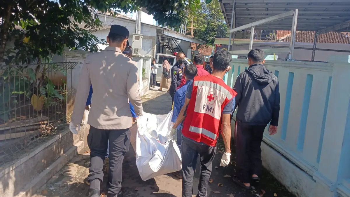 Warga Banjar Temukan Mayat Pria di Selokan, Korban Ternyata Sudah Dilaporkan Hilang Jenazah Heri Setiawan (30 tahun) saat dievakuasi petugas, Selasa (14/10/2025). Heri ditemukan tak bernyawa di
