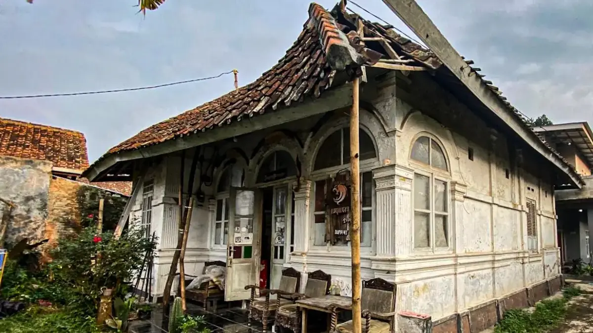 Efisiensi Anggaran Jadi Alasan, Bangunan Bekas Markas Pejuang di Batujajar Barat Terancam Punah Kondisi bangunan bekas markas pejuang revolusi di Desa Batujajar Barat, Kabupaten Bandung Barat, tampak nyaris