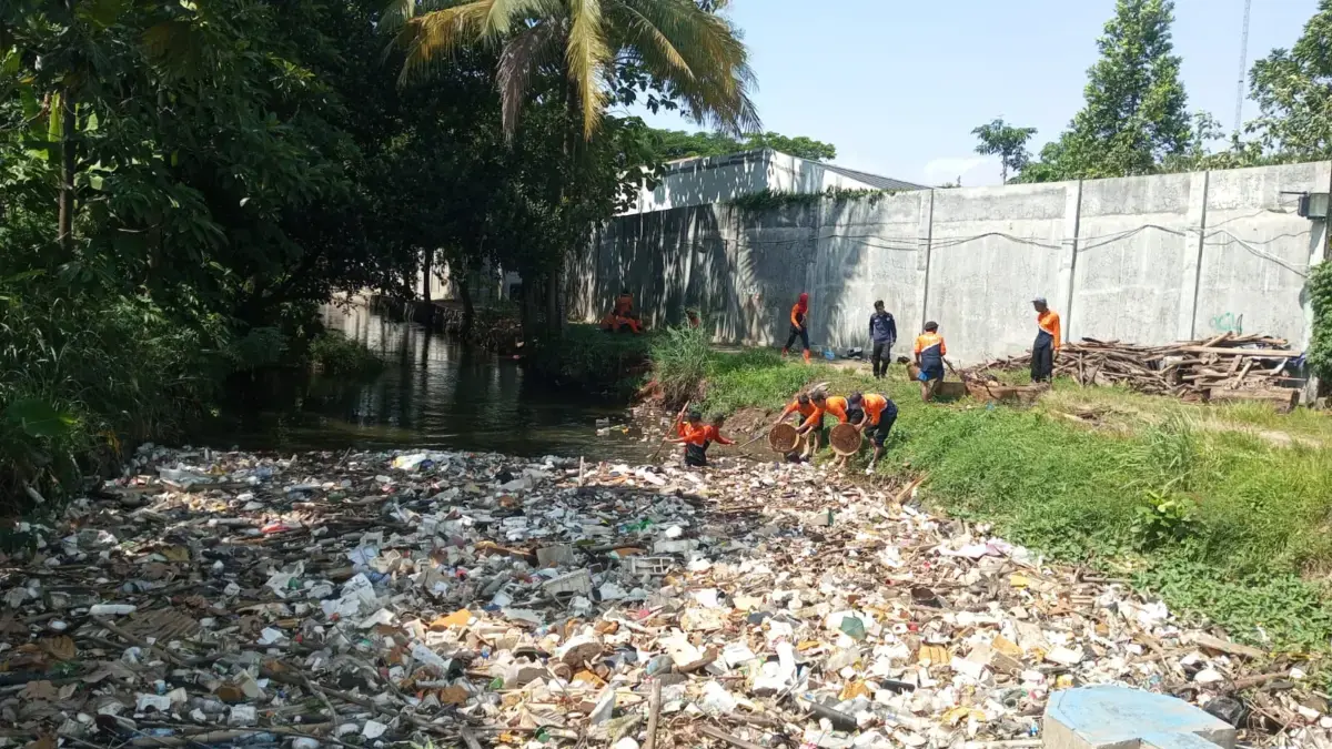 Dinas Lingkungan Hidup (DLH) Kabupaten Bogor membersihkan sampah yang menumpuk di Setu Cikaret, Kecamatan Cibi