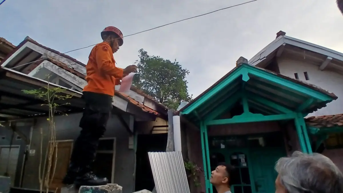 Petugas BPBD Kota Cimahi saat Assessment Usai Angin Puting Beliung Terjang Cimahi (Dok:BPBD Kota Cimahi)