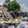 Petugas memilah sampah yang meluber hingga ke jalan di TPS Budhi Jalan Amir Mahmud, Kelurahan Sukaraja