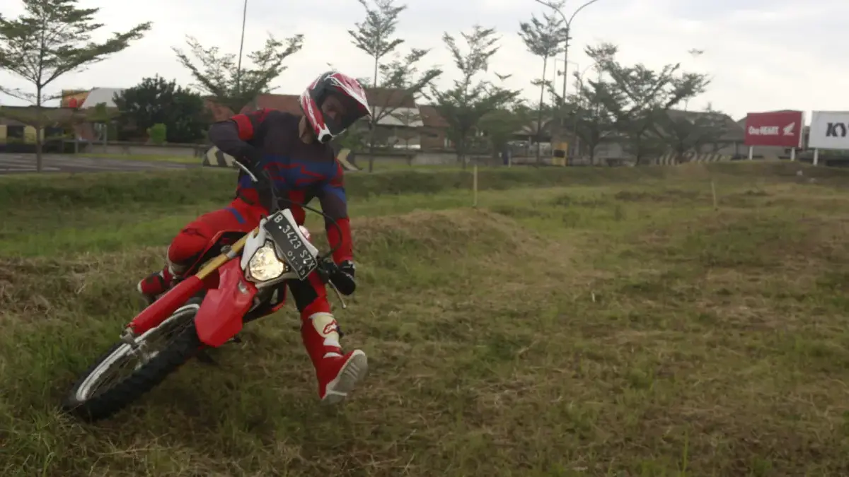 Cara Menikung Aman di Lintasan Tanah untuk Pengendara Offroad