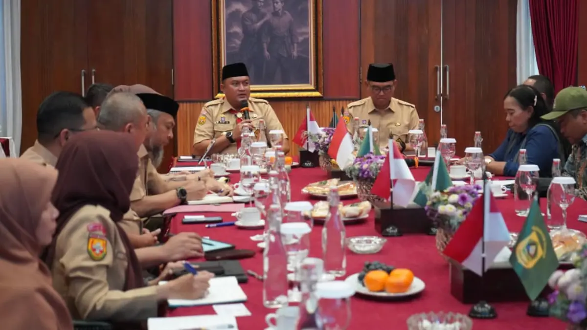 Bupati Bogor, Rudy Susmanto saat menggelar rapat dengan Taman Safari Indonesia