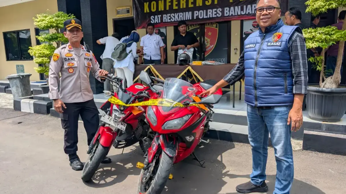 Dalang 14 Aksi Jambret di Jabar-Jateng Ditangkap, Polisi Amankan Motor Ninja 250 CC Wakapolres Banjar Kompol Dani Prasetya (kiri) bersama Kasat Reskrim Polres Banjar Iptu Heru Samsul Bahri berad