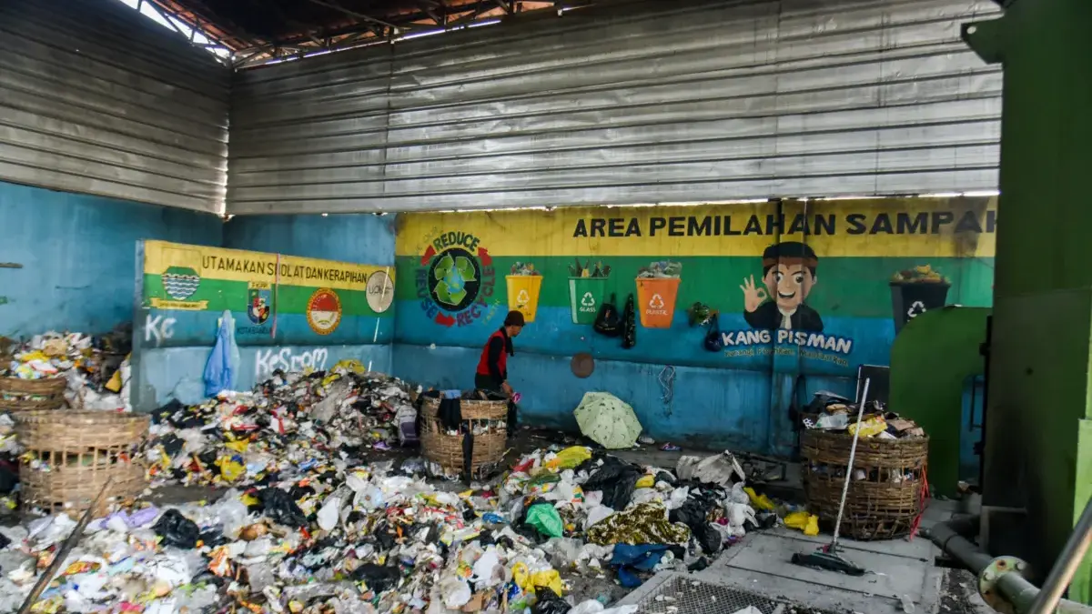 Petugas memilah sampah plastik di salah satu Tempat Penampungan Sementara (TPS) di Kota Bandung. Pemerintah Ko