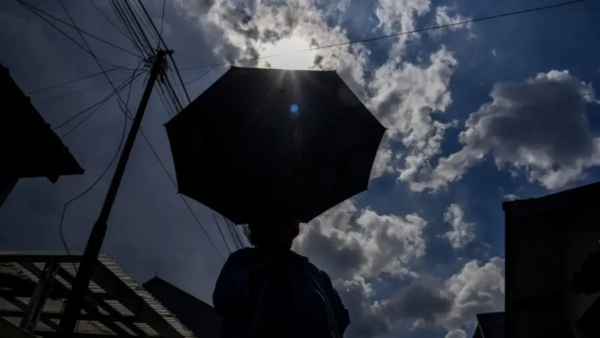 Suhu Udara di Kabupaten Bandung Terasa Panas Menyengat, BMKG Beberkan Faktor Penyebabnya Warga mengenakan payung saat berjalan di Jalan Turangga, Kota Bandung, Kamis (16/10). Badan Meteorologi, Klima