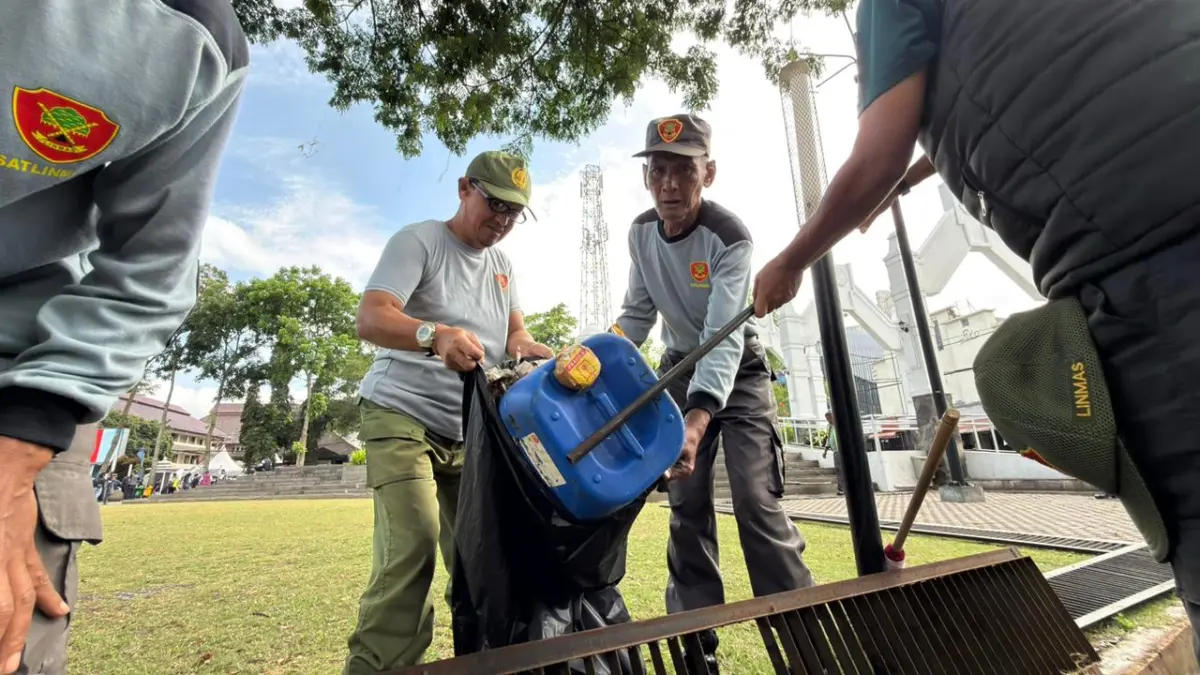 Cimahi Jadi Contoh Nasional, Kolaborasi Nyata Pemkot dan KLHK Tangani Krisis Sampah Pemerintah kota Cimahi saat aksi nyata Jum\'at bersih sampah
