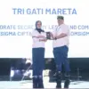 Vice President Corporate Secretary and Legal Compliance Telkomsigma Tri Gati Mareta saat menerima penghargaan
