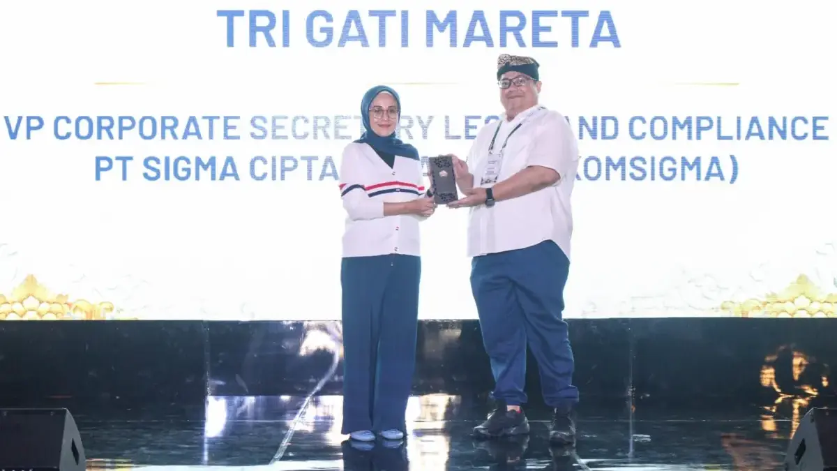 Vice President Corporate Secretary and Legal Compliance Telkomsigma Tri Gati Mareta saat menerima penghargaan