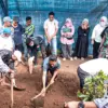 Petugas Polres Cimahi bersama tim forensik RS Sartika Asih melakukan proses ekshumasi jenazah Yayat