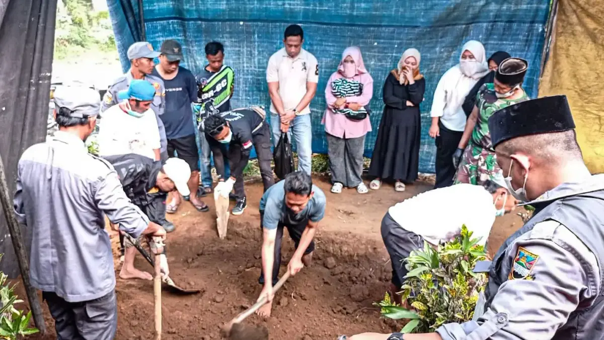 Petugas Polres Cimahi bersama tim forensik RS Sartika Asih melakukan proses ekshumasi jenazah Yayat