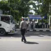 Petugas kepolisian mengatur lalu lintas di Jalan Pajajaran, Kota Bandung.