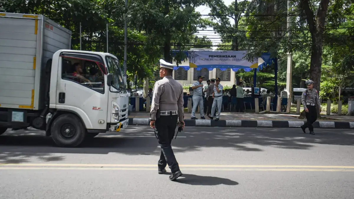 Petugas kepolisian mengatur lalu lintas di Jalan Pajajaran, Kota Bandung.