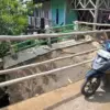 Jembatan Penghubung di Cimaung Roboh Sejak Mei, Belum Diperbaiki Pemkab Bandung