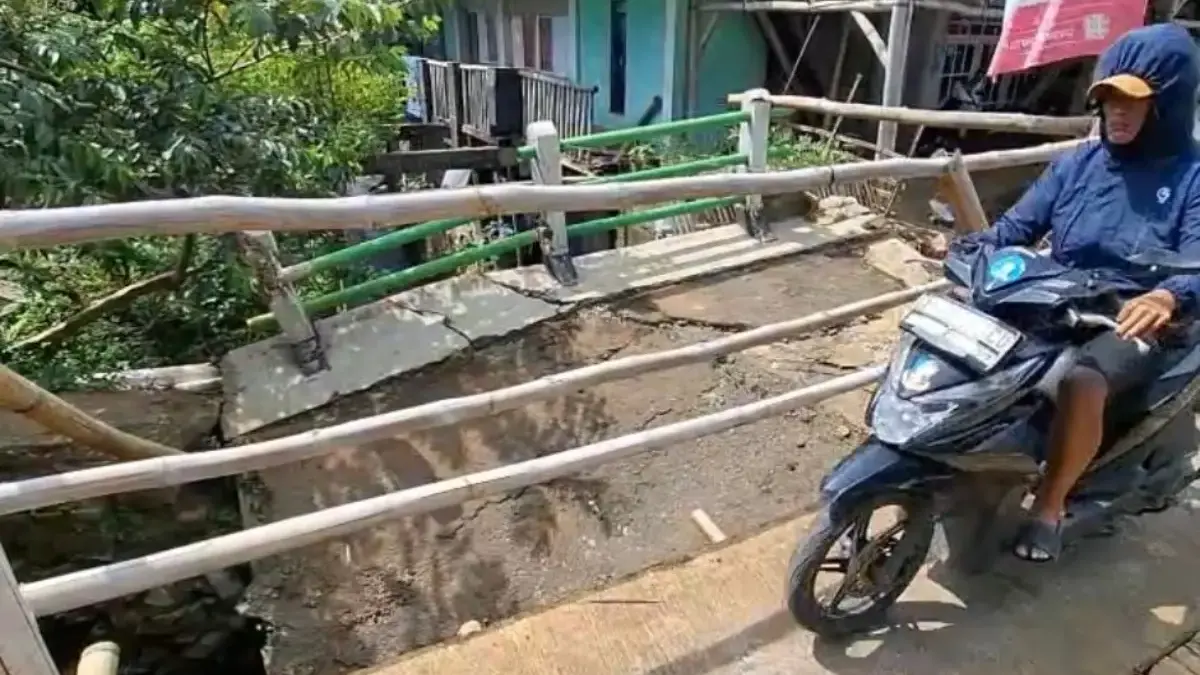 Jembatan Penghubung di Cimaung Roboh Sejak Mei, Belum Diperbaiki Pemkab Bandung