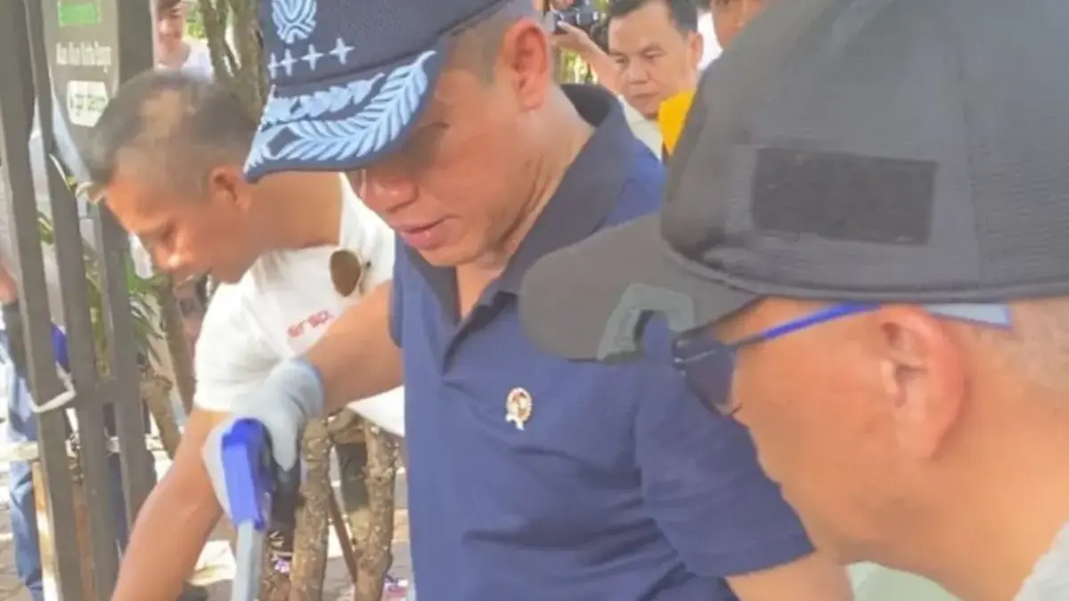 Gerakan Nasional Bersih Lingkungan, Menteri LHK Dorong Pemda Gelar Kegiatan Mingguan Menteri Lingkungan Hidup dan Kehutanan (LHK), Hanif Faisol Nurofiq (kanan), bersama Wakil Wali Kota Bogor, Jen