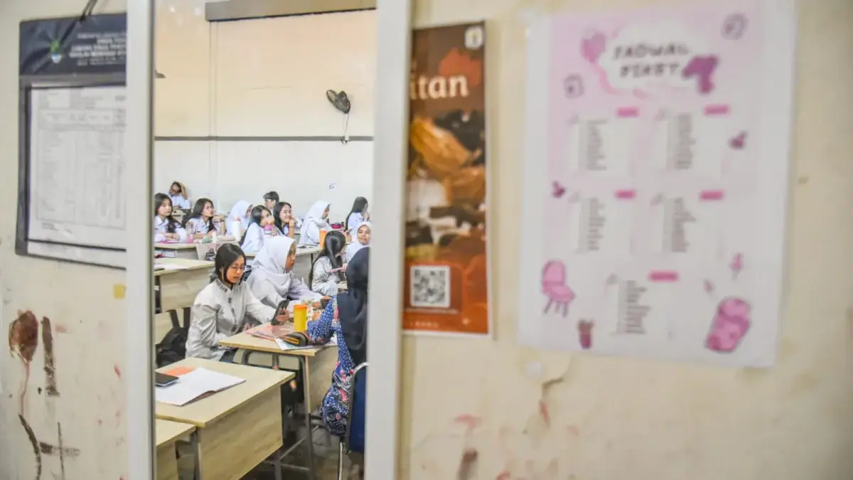 Refleksi di cermin kelas sejumlah pelajar melakukan pembelajaran di SMA Negeri 1, Kota Bandung, Jumat (17/10).