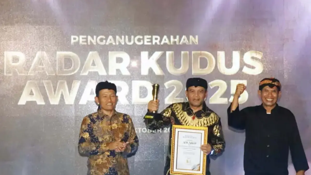 Gubernur Ahmad Luthfi Raih Penghargaan Pemimpin Percepatan Ekonomi Daerah Gubernur Ahmad Luthfi Raih Penghargaan Pemimpin Percepatan Ekonomi Daerah