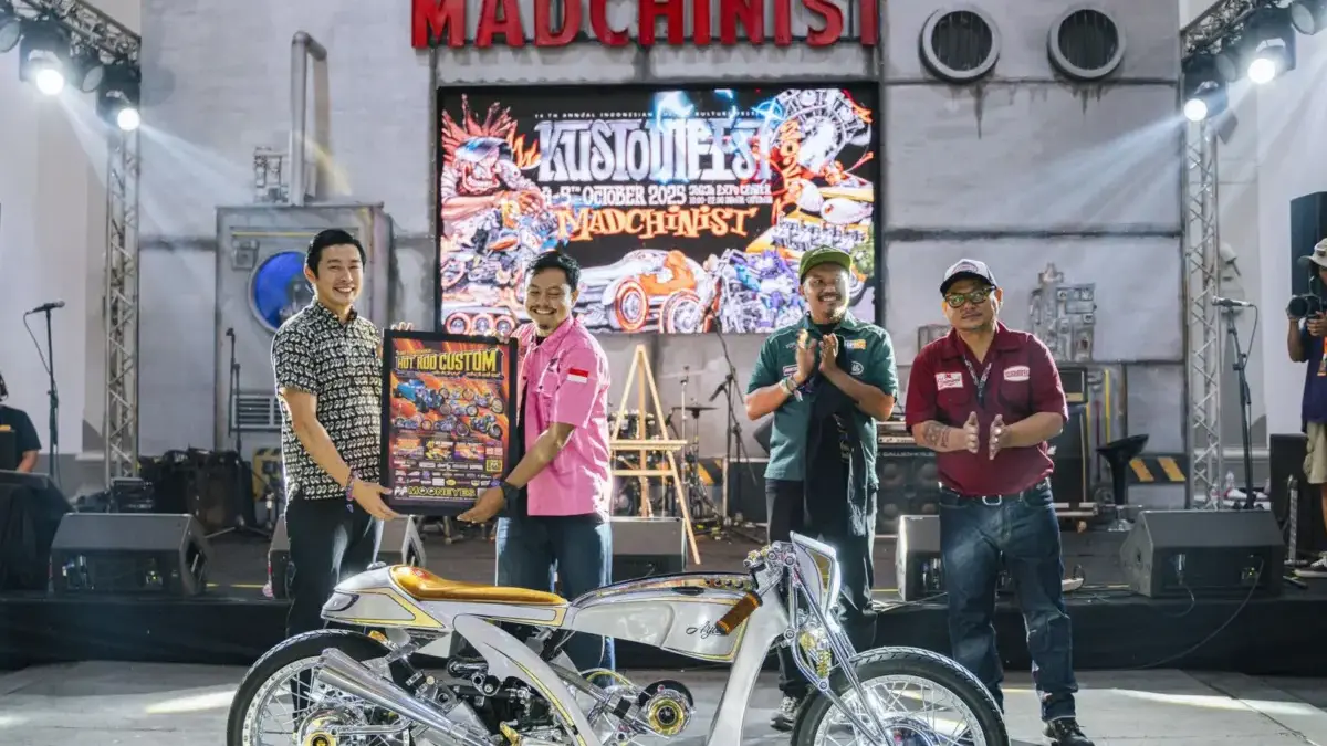Honda Stylo 160 Antar Modifikator Indonesia ke Ajang Modifikasi Dunia Mooneyes, Jepang Karya Honda Dream Ride Project dari Vulla Hendrata (Ultimate Custom) mendapatkan apresiasi dari perwakilan Moo