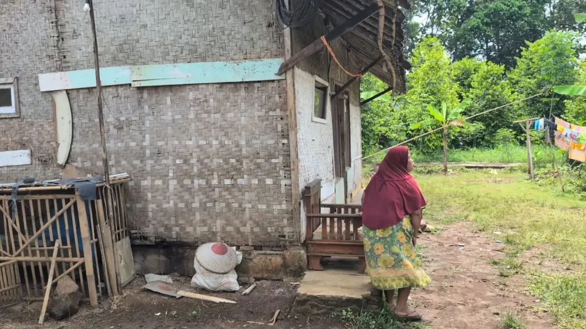 Tati, saat ditemui di rumahnya di Dusun Cibeureum RT 4 RW 2 Desa Balokang Kota Banjar, Selasa (21/10/2025)