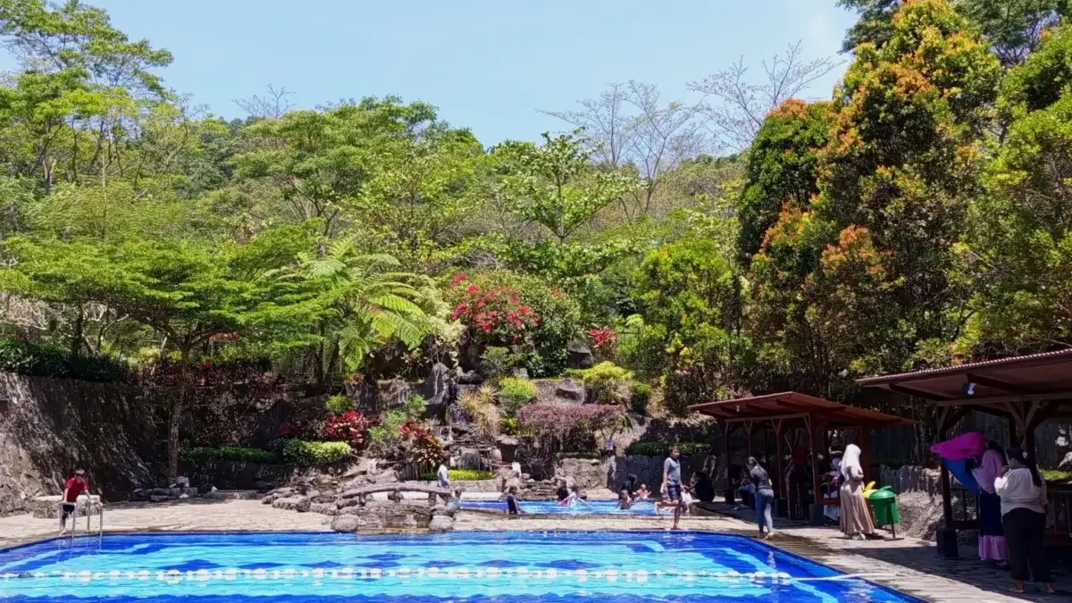 JERNIH : Sejumlah wisatawan beraktivitas di Kolam Renang di area Desa Wisata Cibuntu Kuningan. (Hendrik)