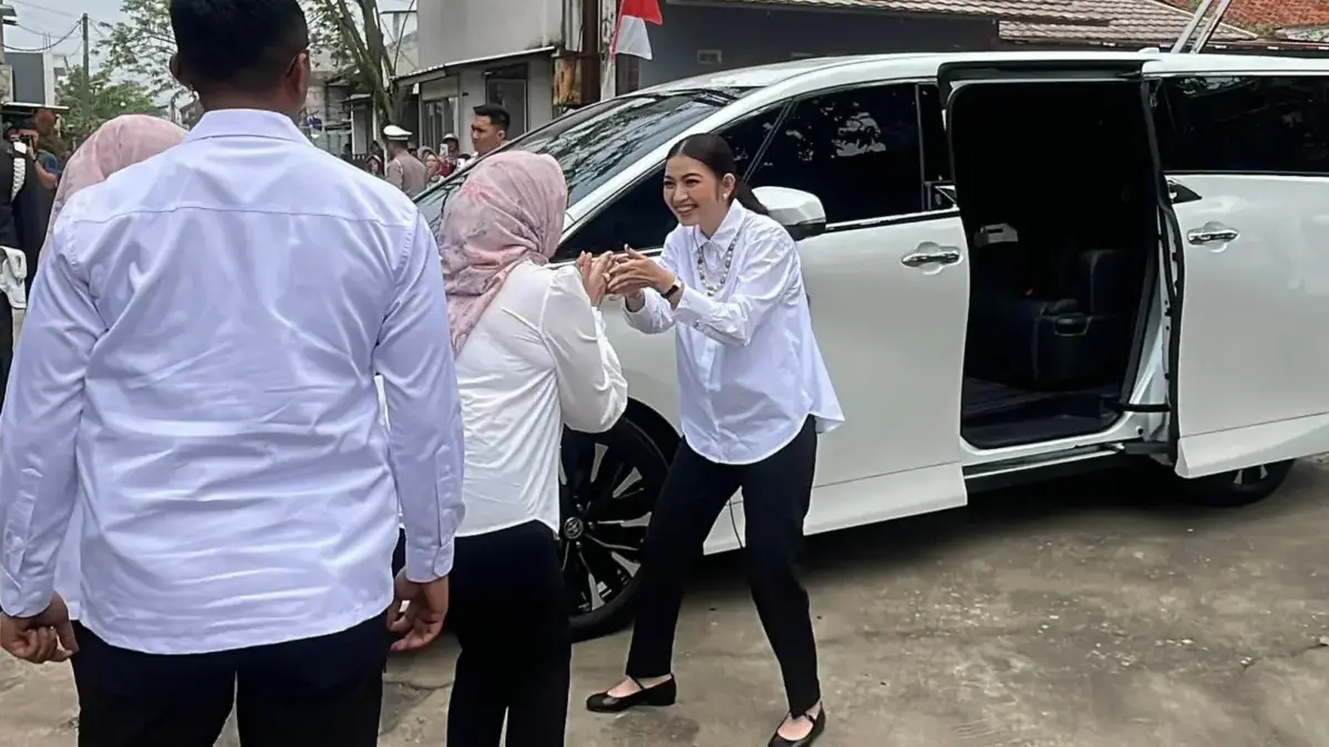 Sambangi SDN GBI Kabupaten Bandung, Selvi Ananda Tinjau Kesehatan dan Bagikan Kacamata Gratis Istri Wakil Presiden (Wapres) RI, Selvi Ananda, mengunjungi SDN Griya Bandung Indah (GBI) di Desa Buahbatu, Ke