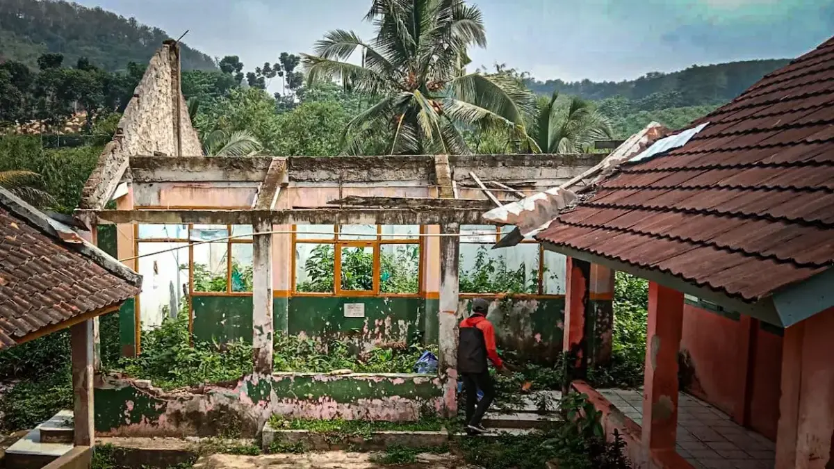 Ruang Kelas Roboh, Guru dan Siswa SD di KBB Bertahan di Tengah Keterbatasan Sejumlah murid SD Negeri Margalaksana, Desa Kertamukti, Kecamatan Cihampelas, Kabupaten Bandung Barat, mengiku