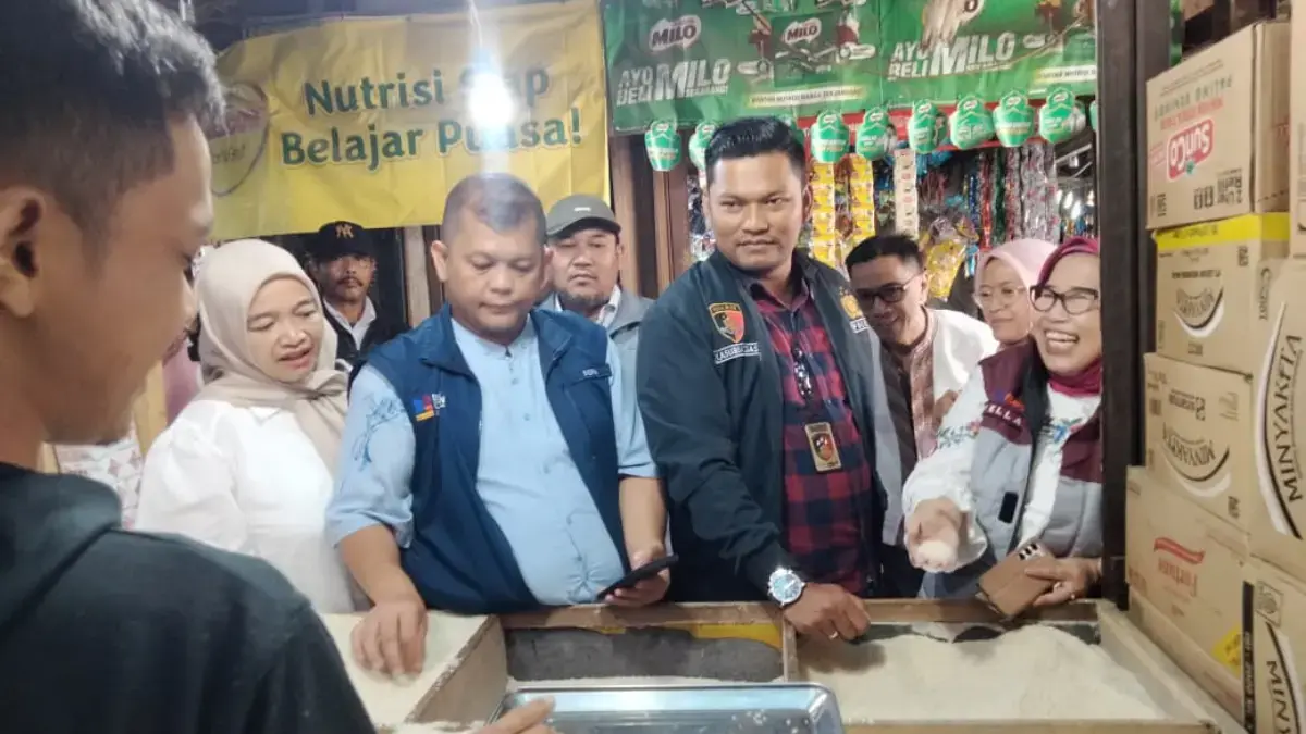 Harga Beras di Cimahi Naik, Dinas Perdagangan Soroti Faktor Cuaca dan Keterlambatan Pasokan Gabah Kadisdagkoperin, Hella Haerani saat Meninjau Harga Beras di Pasar Cimindi