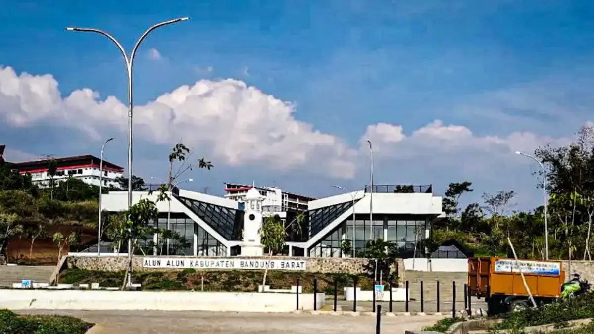 Tak Lagi Sekadar Tempat Lewat, Alun-Alun Ngamprah Disiapkan Jadi Nadi Ekonomi Lokal Penataan Ulang Alun-Alun Ngamprah Jadi Langkah Pemkab Bandung Barat Hidupkan Ekonomi Lokal