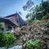 Tampak rumah milik warga di Kecamatan Sindangkerta, Bandung Barat, rusak tertimpa material longsor