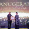 Wali Kota Cimahi, Ngatiyana saat Menerima Penghargaan LLDIKTI Wilayah IV Tahun 2025 (Ist)