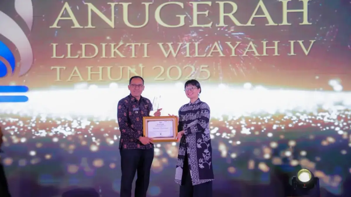 Raih Penghargaan LLDIKTI, Cimahi Buktikan Kolaborasi Bisa Menaklukkan Sampah Wali Kota Cimahi, Ngatiyana saat Menerima Penghargaan LLDIKTI Wilayah IV Tahun 2025 (Ist)