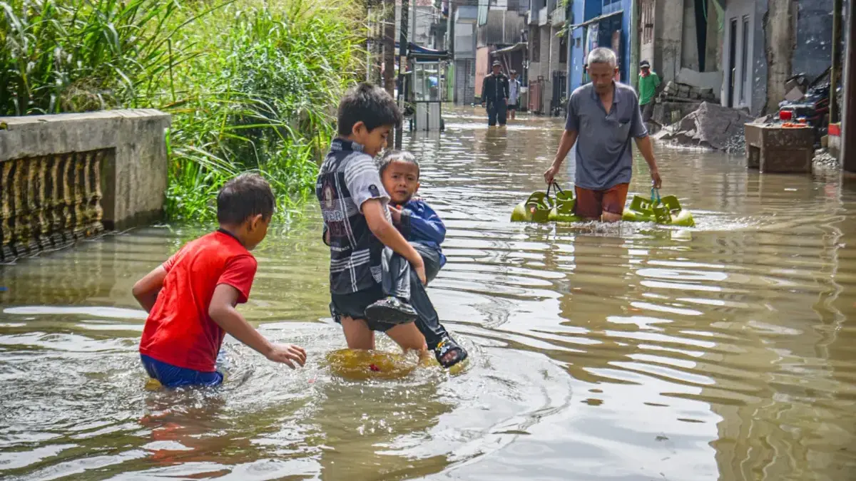 Banjir Kembali Rendam Kampung Bojongasih, Warga Ngeluh Belum Ada Solusi Permanen Warga membawa tabung gas elpiji melintasi banjir yang menggenangi permukiman di Kampung Bojongasih, Dayeuhkol