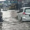 Sejumlah kendaraan memaksa menerobos banjir di Lembang, Bandung Barat. Dok Jabar Ekspres/Suwitno