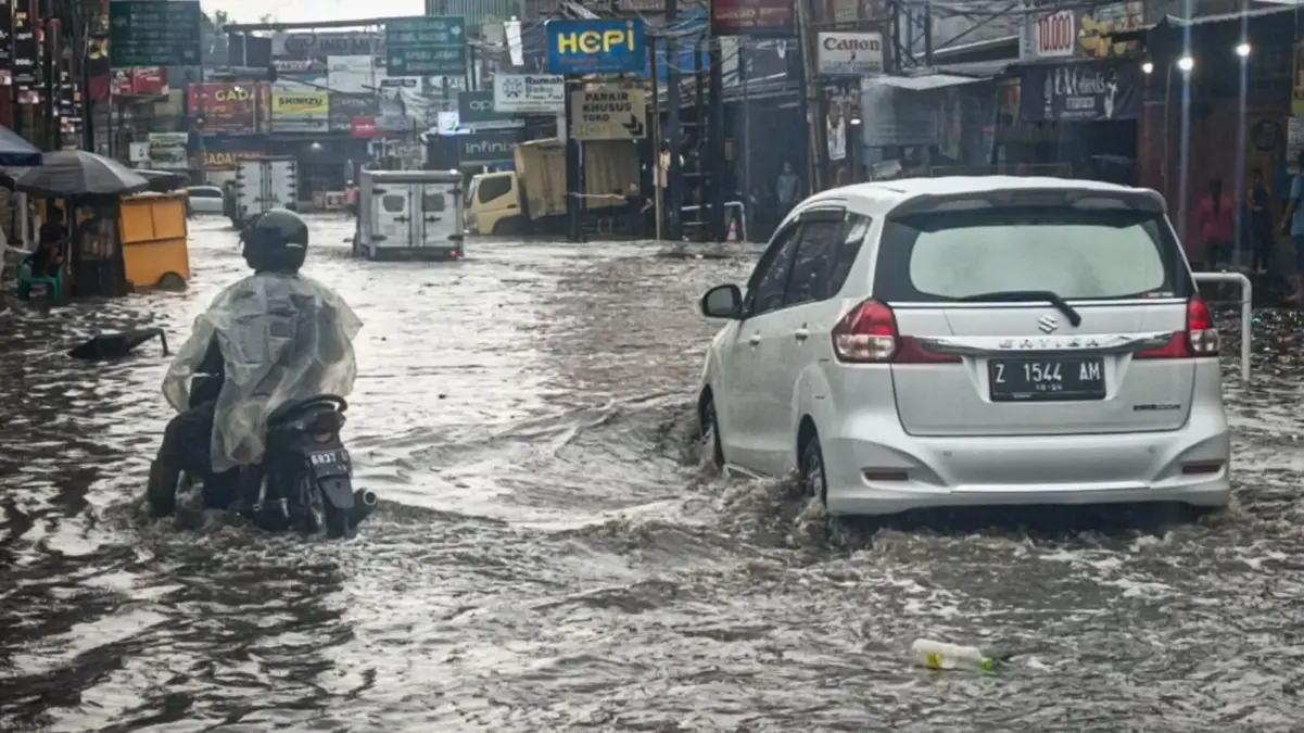 Lembang Lumpuh Usai Diguyur Hujan 2 Jam! Rumah Roboh, Motor Terseret, Longsor Tutup Akses Warga Sejumlah kendaraan memaksa menerobos banjir di Lembang, Bandung Barat. Dok Jabar Ekspres/Suwitno