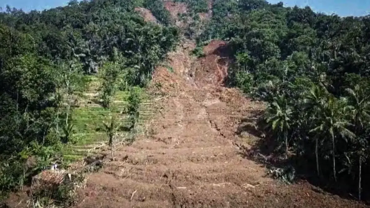 Tebing Longsor Terjang Ponpes Attohiriyah Bandung Barat, Satu Santriwati Meninggal Dunia Tebing Longsor Terjang Ponpes Attohiriyah Bandung Barat, Satu Santriwati Meninggal Dunia