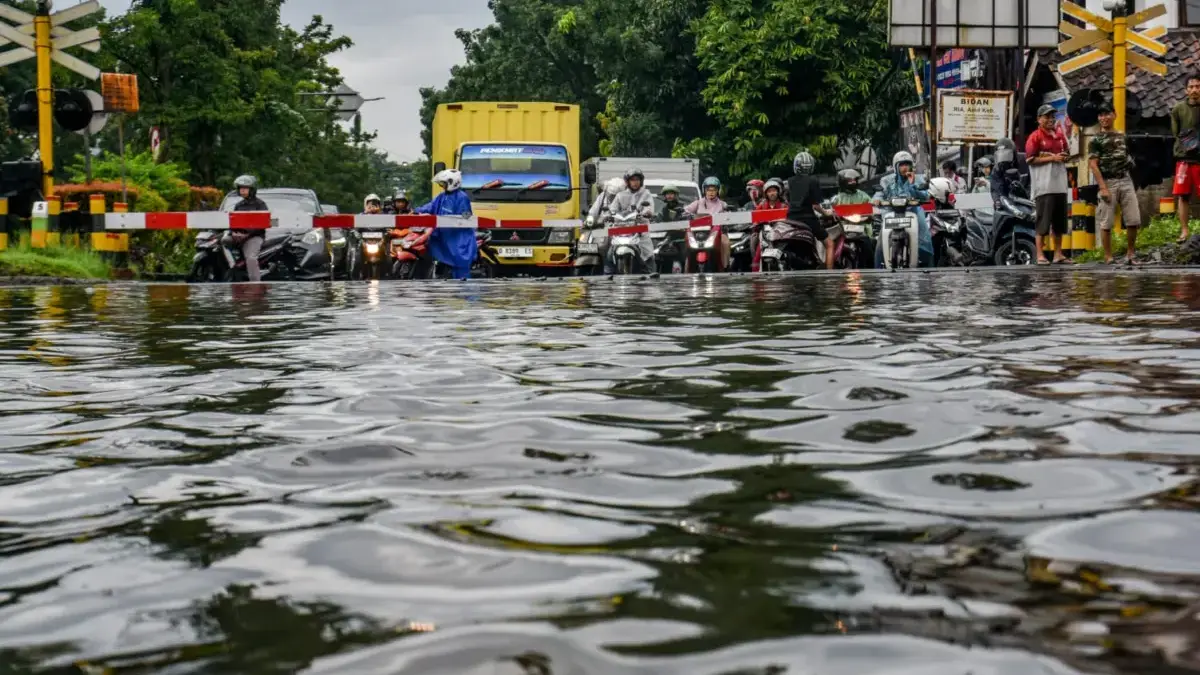 Drainase Meluap Sebabkan Banjir di Sekitar Jalan Laswi, Warga Sebut Ini Selalu Terjadi saat Hujan Deras Drainase Meluap Sebabkan Banjir di Sekitar Jalan Laswi, Warga Sebut Ini Selalu Terjadi