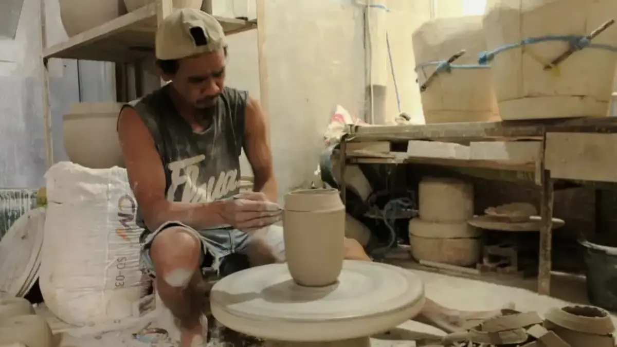 Investasi Positif, Dewan Dorong Sektor Ekonomi Kreatif Ikut Berkembang Perajin Keramik di Kota Bandung. (son)