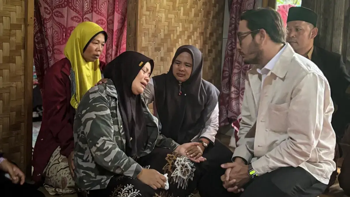 Bupati Bandung Barat Perintahkan Seluruh OPD Siaga Hadapi Bencana Musim Hujan Bupati Bandung Barat, Jeje Ritchie Ismail saat mengunjungi rumah duka korban longsor di Desa Cinengah, Kecamat