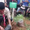 Menteri Lingkungan Hidup Hanif Faisol Nurofiq saat menanam pohon di wilayah Megamendung, Kabupaten Bogor. Foto