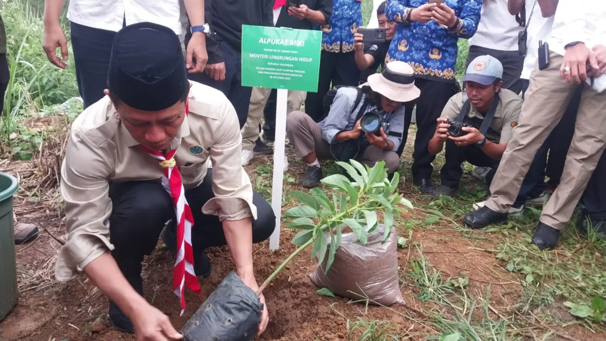 Menteri LH Siapkan Langkah Atasi Triple Planetary Crisis Menteri Lingkungan Hidup Hanif Faisol Nurofiq saat menanam pohon di wilayah Megamendung, Kabupaten Bogor. Foto