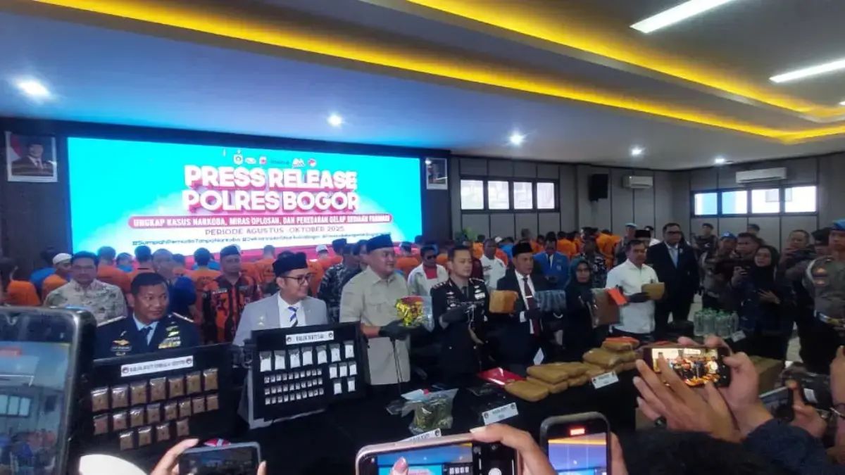 Kapolres Bogor, Wikha Ardilestanto, bersama Bupati Bogor, Rudy Susmanto, serta Wakil Bupati Bogor, Ade Ruhandi