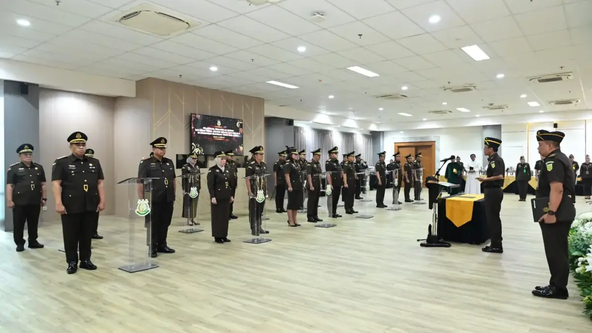 Kepala Kejaksaan Tinggi Jawa Barat, Dr. Hermon Dekristo, S.H., M.H., melantik 25 pejabat tinggi eselon II dan