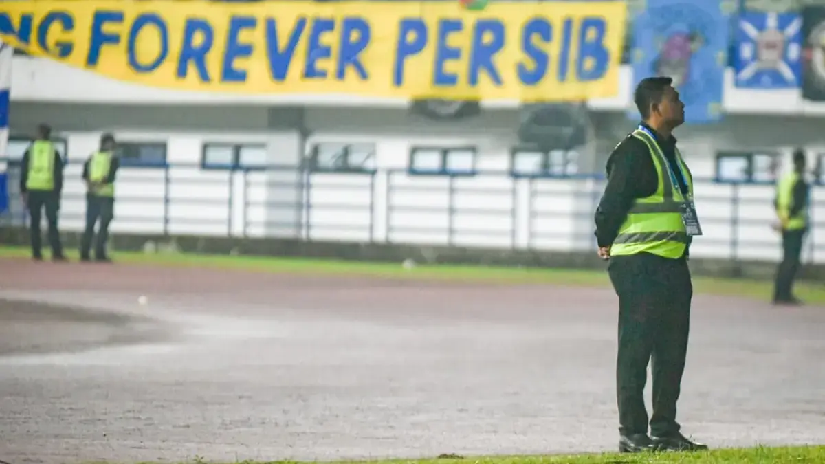 Mereka yang Berdiri di Antara Sorak dan Sunyi: Kisah Steward, Penjaga Denyut Sepak Bola Indonesia