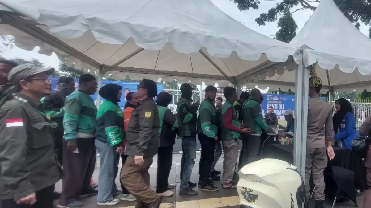 Sambut Hari Sumpah Pemuda, Puluhan Ojol di Kabupaten Bogor Antusias Ikuti Pembagian Sembako dan Ganti Oli Grat