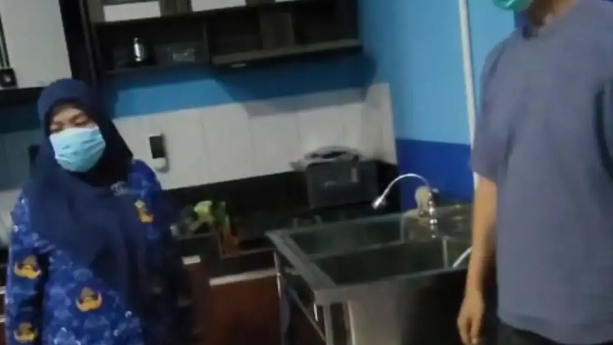 Lurah Utama, Cimahi Selatan, Sri Astuti saat sidak Dapur MBG (mong)